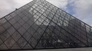 Photo de la grande Pyramide du Louvre - par A