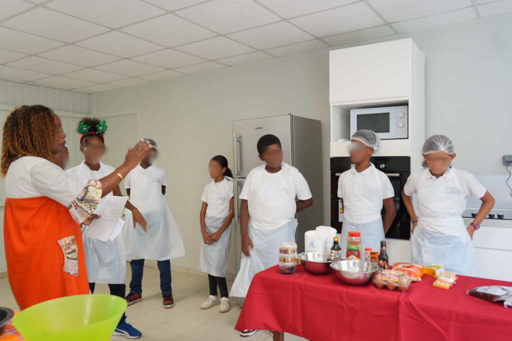 Une partie des élèves s'apprête à commencer la préparation du gâteau.