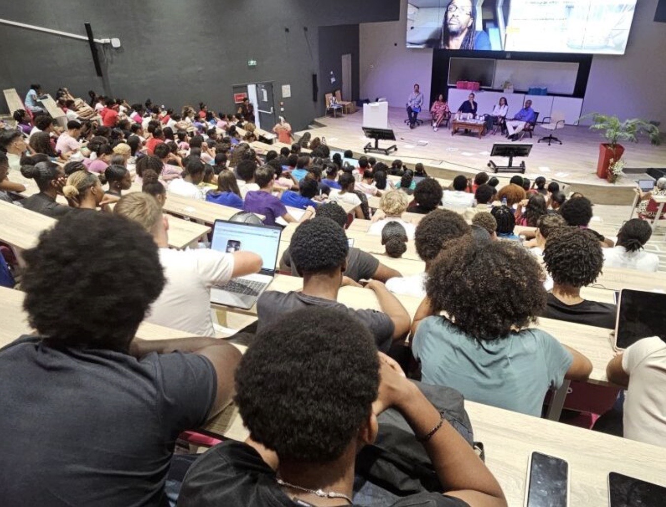 Conférence à l’Université des Antilles : « Éduquer, c’est produire des savoirs, des connaissances, des savoir-faire »